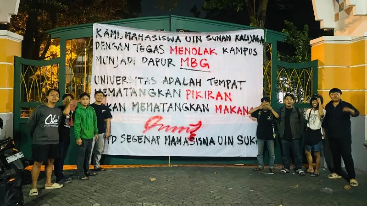 BENTUK PROTES: Pemasangan spanduk penolakan dapur MBG oleh Dema UIN Sunan Kalijaga. (Dokumentasi Dema UIN Sunan Kalijaga)