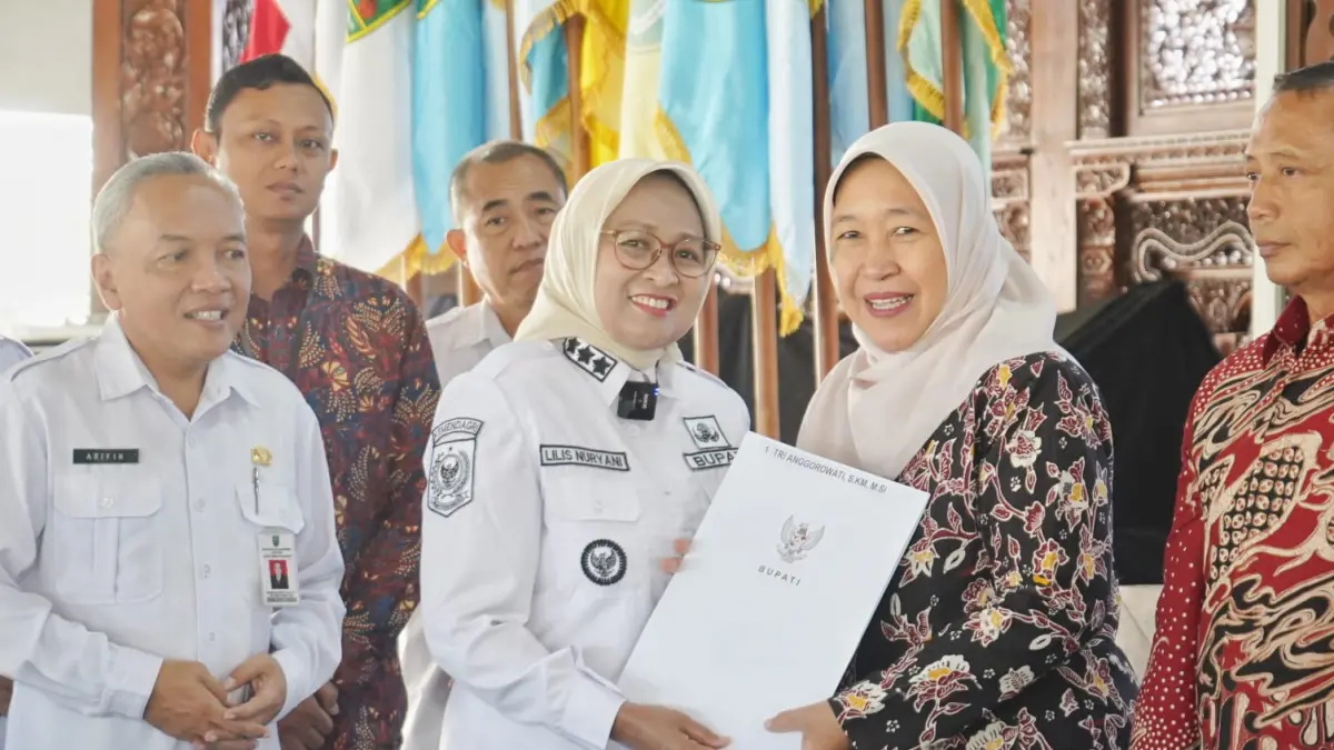 Bupati Kebumen Lilis Nuryani memberikan tali asih kepada ASN di lingkup Pemkab Kebumen yang memasuki masa purna tugas. (Dokumentasi Prokopim Kebumen)
