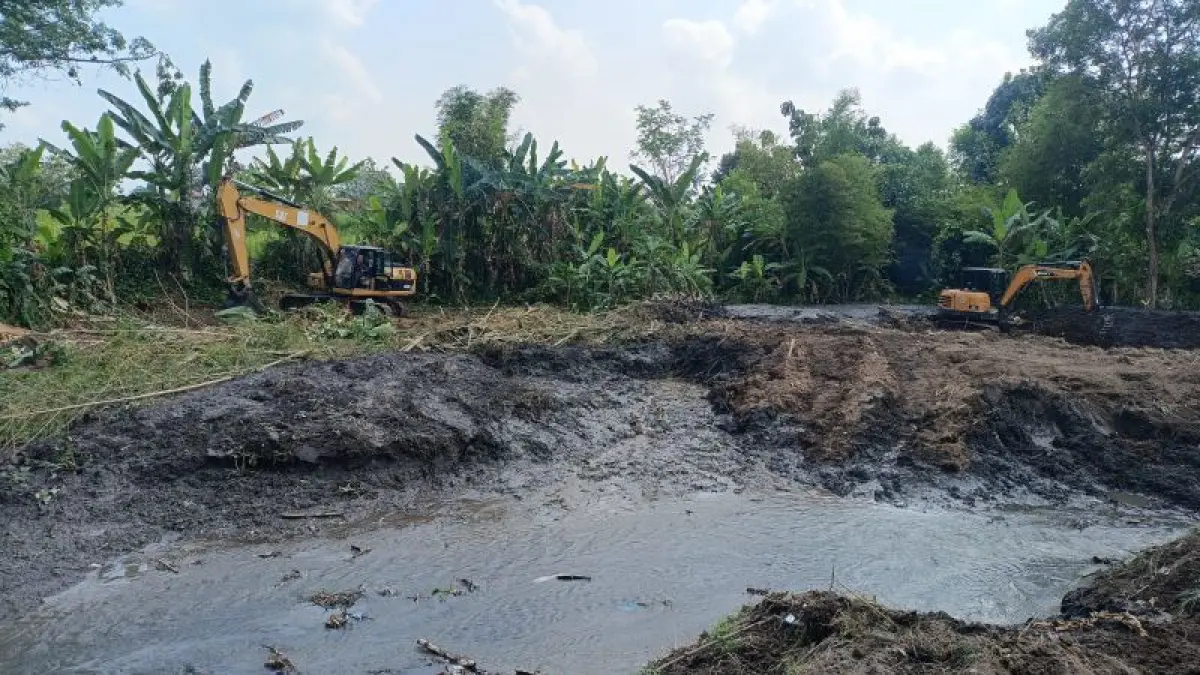 CARI SUMBER API: Proses pengerukan rawa dengan alat berat yang tidak jauh dari rumah dengan munculnya titik api wilayah Seyegan Rabu (3/6).&nbsp;(Delima&nbsp;Purnamasari/Radar Jogja)