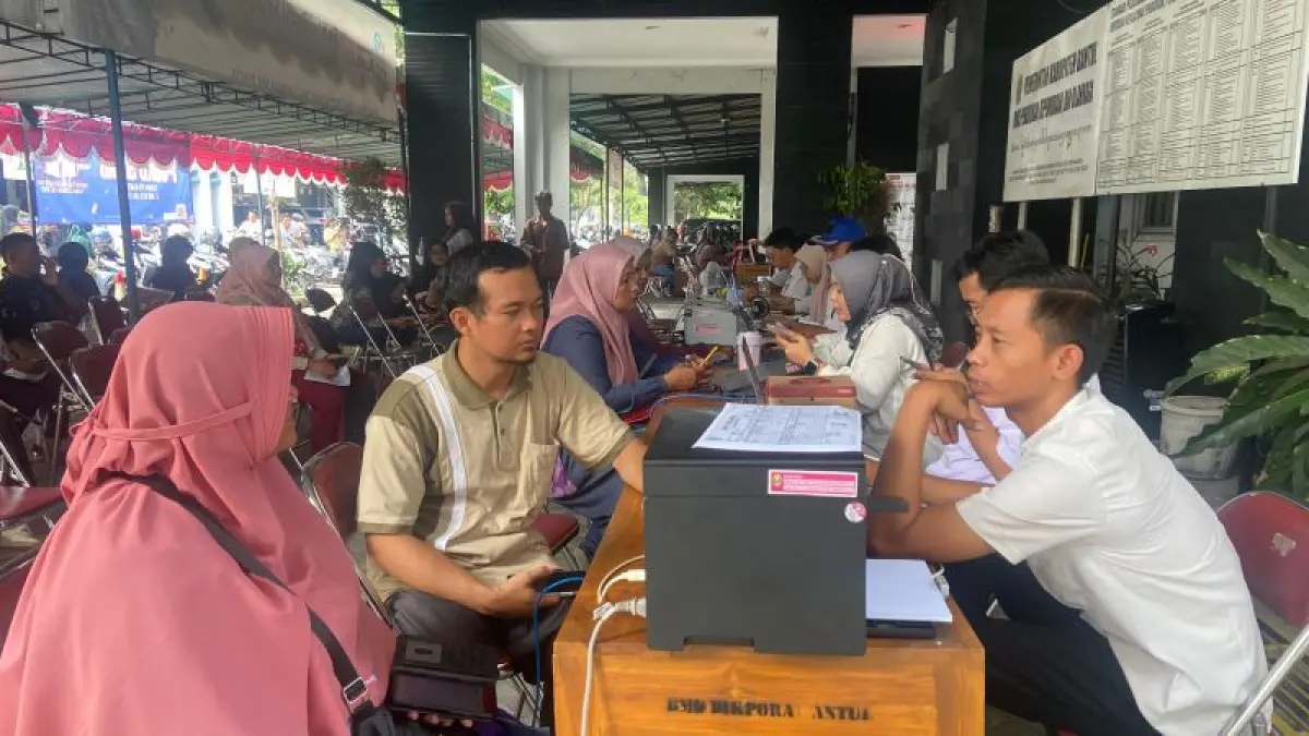 DATANGI POSKO: Para wali murid mendatangi petugas untuk mendapatkan penyelesaian dari kendala SPMB di Kantor Disdikpora Bantul Rabu (3/6).&nbsp;(Cintia&nbsp;Yuliani/Radar Jogja)
