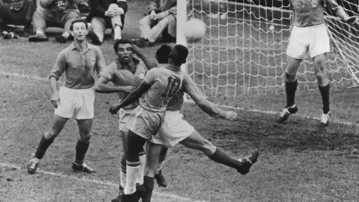 Foto lawas dalam kemenangan Brasil atas Prancis di babak semifinal tahun 1958. (Keystone/Hulton Archive/Getty Images)