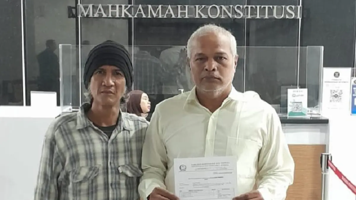 GUGAT :Pengawas Yayasan Vasatii Socaning Lokika Mukti Wibowo saat (kanan) mengajukan berkas gugatan ke Mahkamah Konstitusi beberapa waktu lalu. DOKUMENTASI TRAH SULTAN HB II&nbsp;
