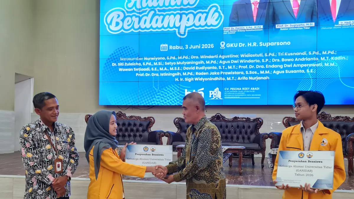 Ketua umum Ganidar saat memberikan kepada perwakilan penerima beasiswa di GKU dr HR Suparsono, Rabu (3/6).