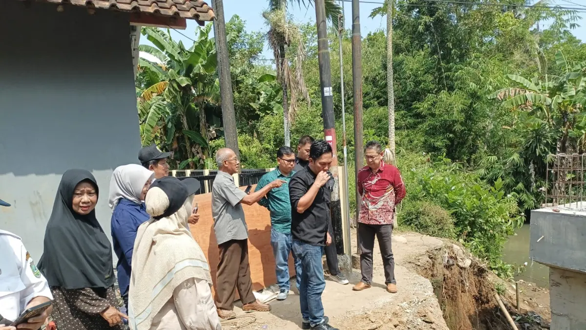 Komisi D DPRD Kebumen melakukan inspeksi mendadak (sidak) di lokasi proyek pekerjaan Jembatan Daslim di Desa Sidoagung, Kecamatan Sruweng, Rabu (3/6). (M Hafied/Radar Jogja)