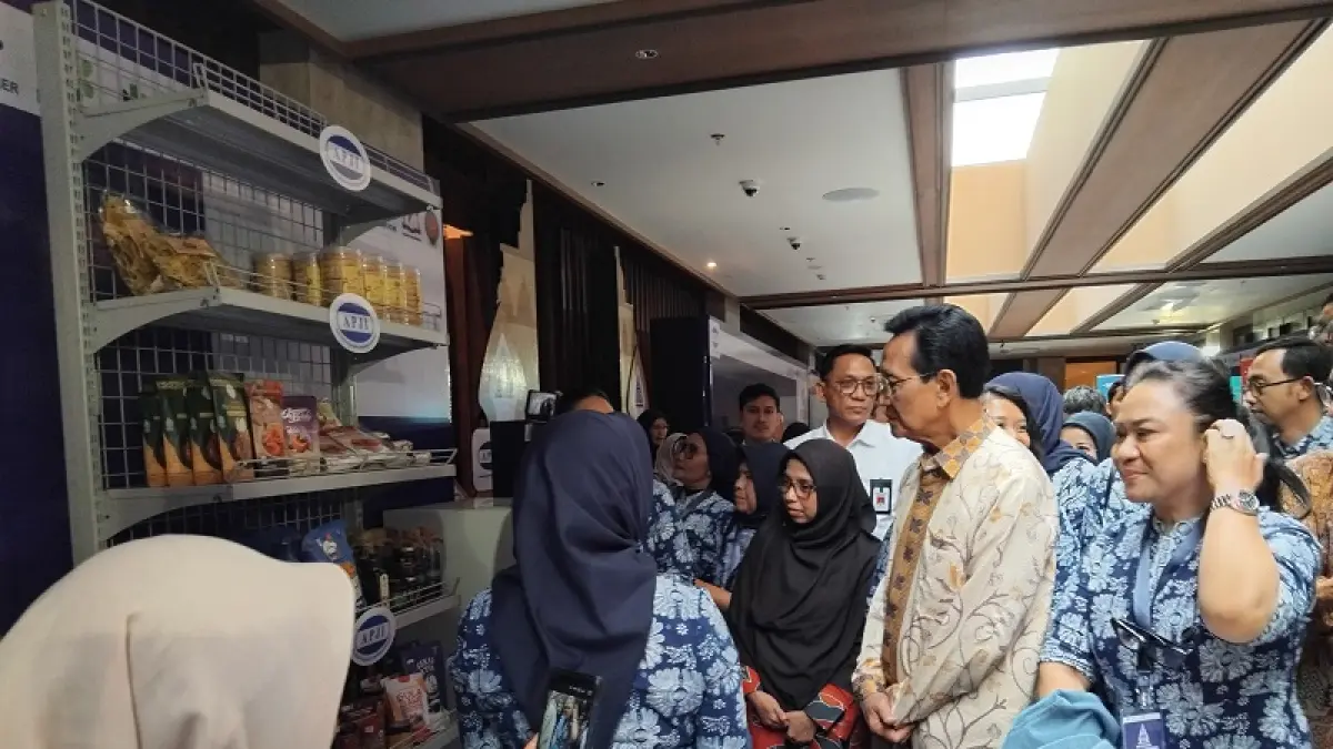 MENGAMATAI: Gubernur DIJ HB X saat melihat produk-produk binaan APJI. Rizky&nbsp;Wahyu/Radar Jogja&nbsp;

&nbsp;