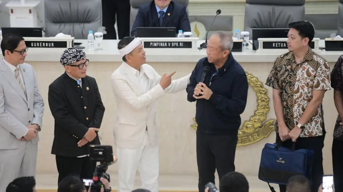 Momen saat Gubernur Jawa Barat, Dedi Mulyadi memberikan bonus untuk Persib Bandung atas pencapaian bersejarah klub. (PERSIB)