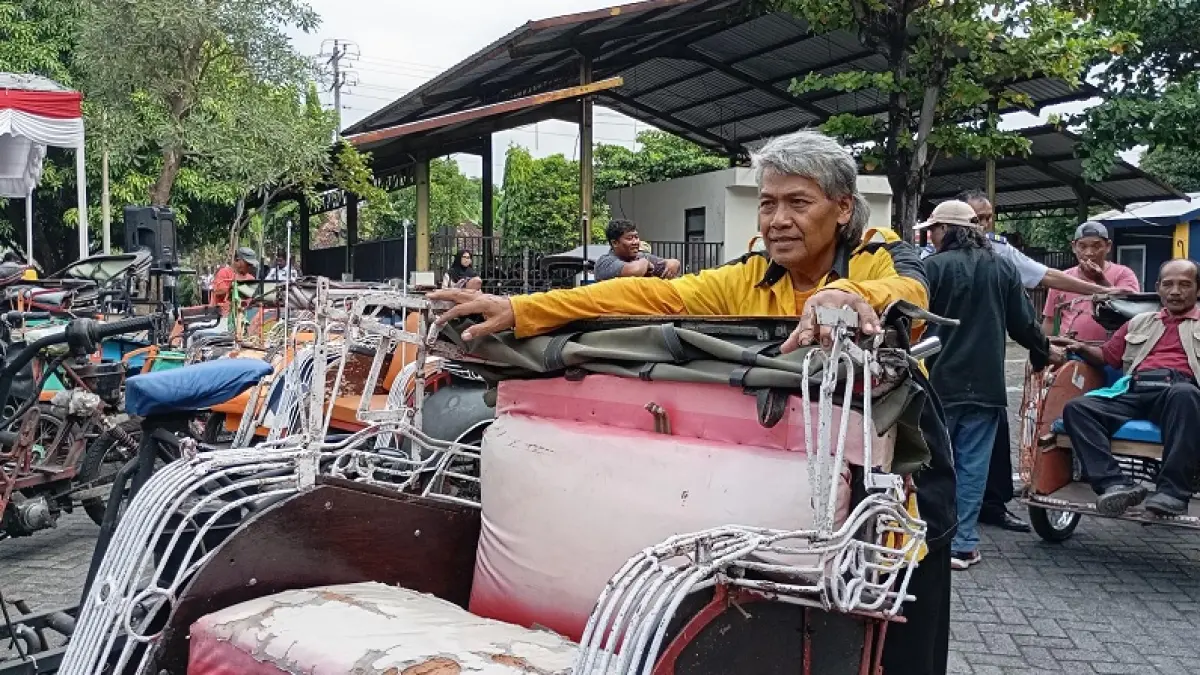 OPTIMISTIS: Pengemudi betor Juwari yang sudah mantap menghancurkan armadanya di UPT Pengujian Kendaraan Bermotor Dinas Perhubungan Kota Jogja, Rabu (3/6/2026). IWAN NURWANTO/RADAR JOGJA&nbsp;