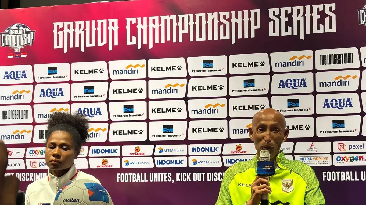 Pelatih timnas putri Indonesia, Satoru Mochizuki saat memberikan pada sesi konferensi pers jelang pertandingan melawan Singapura di Bandung, Jawa Barat, Selasa (2/6/2026). (ANTARA/Rubby Jovan)