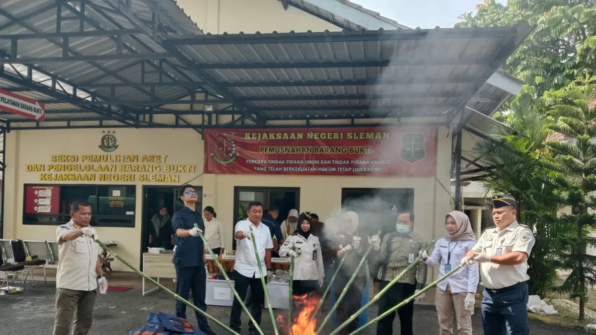 Pemusnahan barang bukti berkekuatan hukum tetap oleh Kejari Sleman - Delima Purnamasari/Radar Jogja