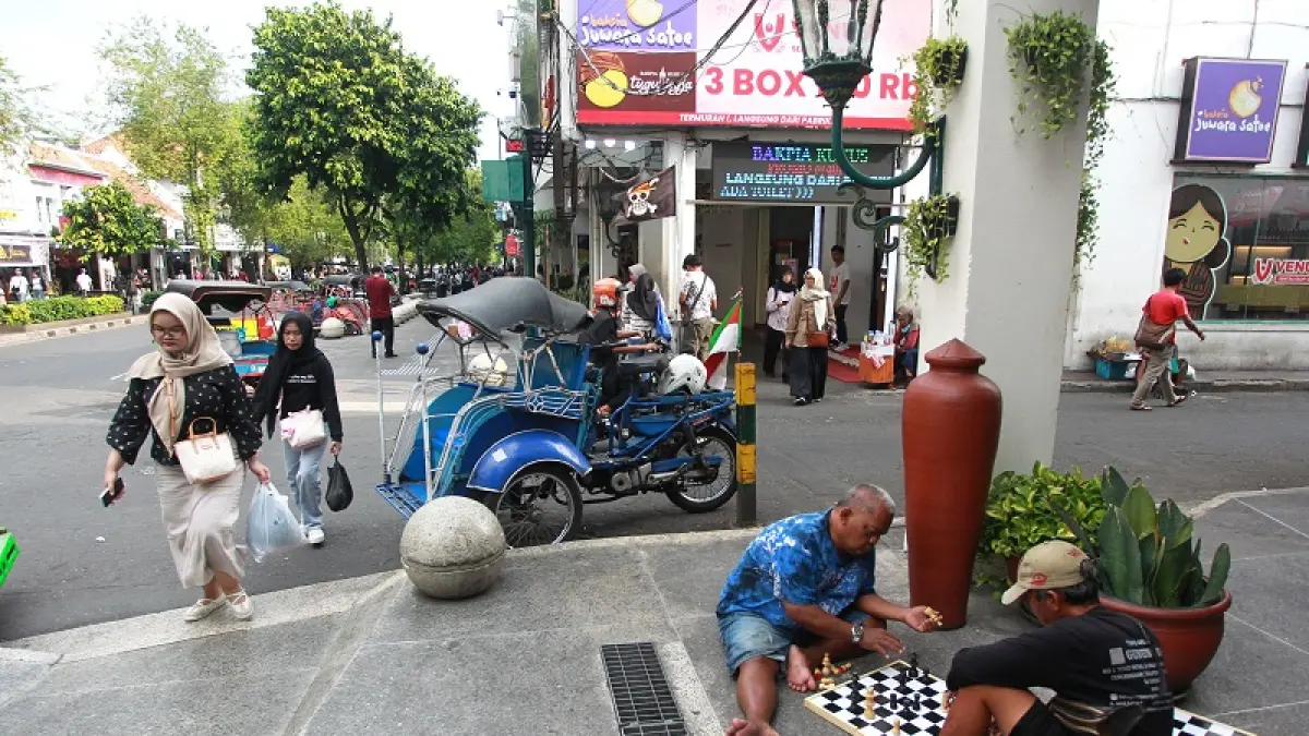 Pengunjung berjalan kaki menyusuri kawasan semi pedestrian Malioboro, Kota Jogja, Rabu (3/6/2026). Kawasan Malioboro ditargetkan bertransformasi menjadi kawasan full pedestrian pada akhir November mendatang. Guntur Aga Tirtana/Radar Jogja.