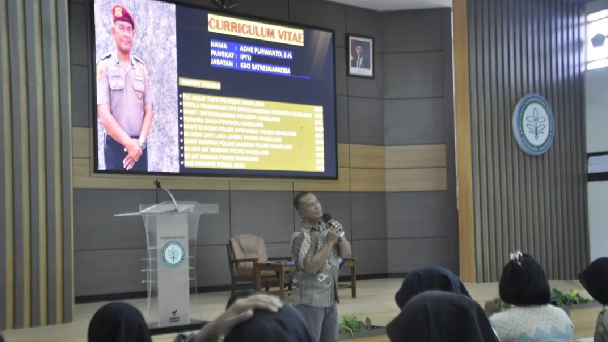 PERANGI NARKOBA: Kepala Urusan Pembinaan Operasional Satuan Reserse Narkoba Polresta Magelang Iptu Ade Purwanto SH saat menjadi narasumber dalam kuliah umum di kampus Polbangtan Yoma, Tegalrejo, Magelang, Jawa Tengah, Jumat (29/5/2026). (ISTIMEWA)