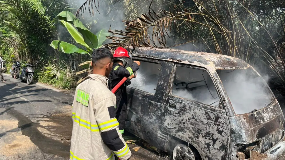 Petugas damkar berupaya memadamkan api yang melalap mobil Suzuki Carry di Srumbung, Rabu (3/6).

