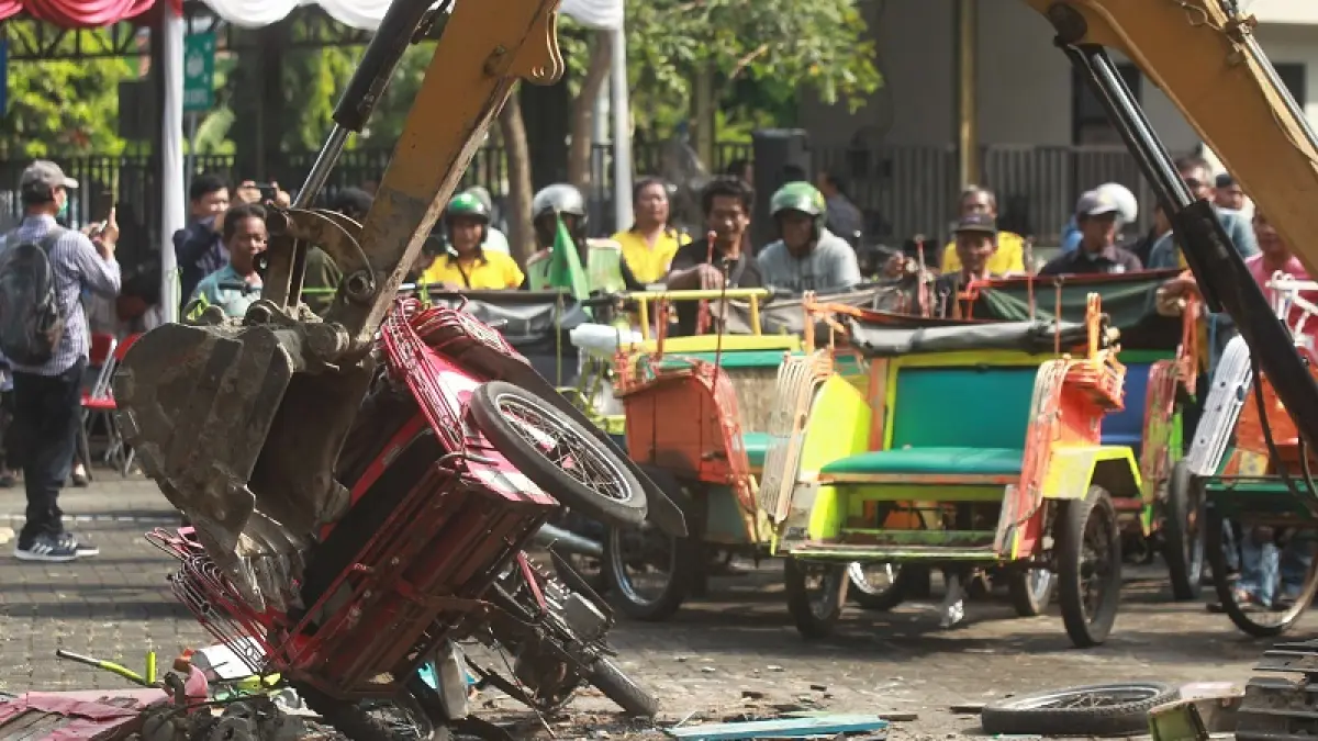 Petugas mengoperasikan alat berat untuk memusnahkan becak motor di kompleks Kantor UPT Pengujian Kendaraan Bermotor Dinas Perhubungan Kota Jogja, Rabu (3/6/2026). Guntur Aga Tirtana/Radar Jogja.