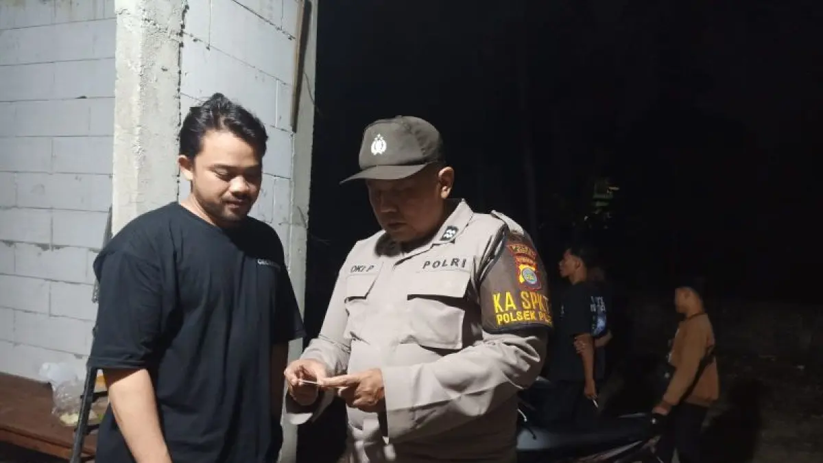 TKP: Petugas polisi sedang memintai keterangan para saksi terkait kasus kekerasan dalam rumah tangga. (Dokumentasi Polres Bantul)