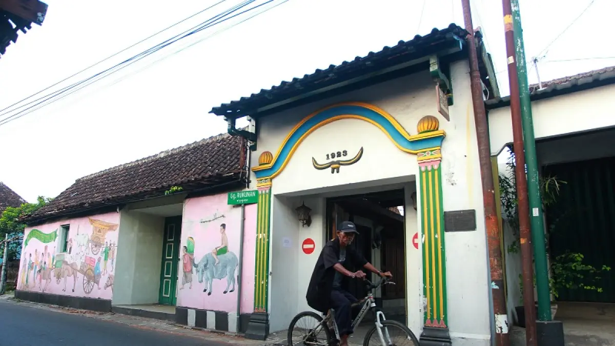 Warga melintas di dekat pintu wisata heritage Between Two Gates di Kelurahan Purbayan, Kotagede, Kota Jogja, Rabu (3/6/2026). Guntur Aga Tirtana/Radar Jogja 