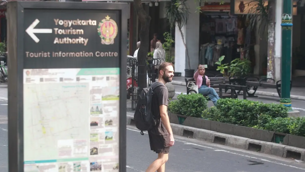 Wisatawan mancanegara berjalan di kawasan Malioboro, Kota Jogja, Kamis (4/6/2026). Menguatnya nilai tukar dolar terhadap rupiah mendorong peningkatan lama tinggal wisatawan asing di Kota Jogja, baik di hotel berbintang maupun nonbintang. Foto : Guntur Aga/Radar Jogja 
