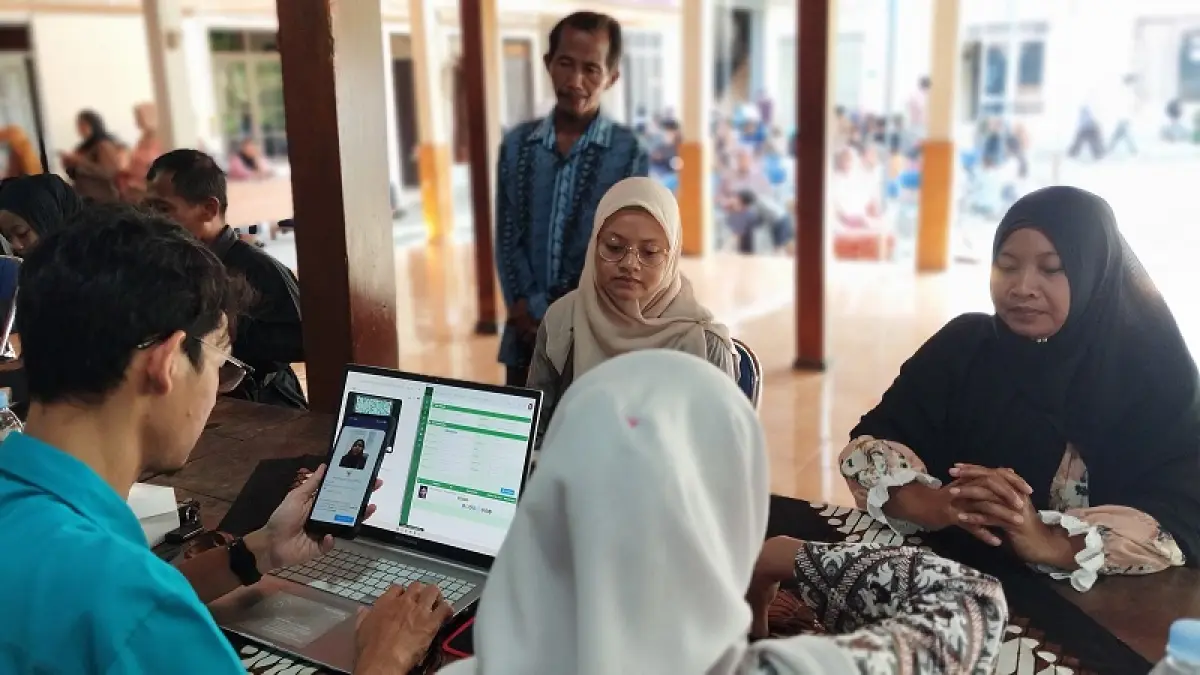 AKTIVASI: Warga sedang melakukan aktivasi IKD di Balai Kalurahan Triwidadi Selasa (7/4/2026). Cintia Yuliani/Radar Jogja