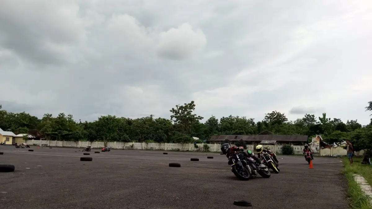 Atlet-atlet balap asal Kabupaten Gunungkidul rutin melakukan latihan tiga kali dalam sepekan di Pasar Hewan Siyono Playen - Yusuf Bastiar/Radar Jogja