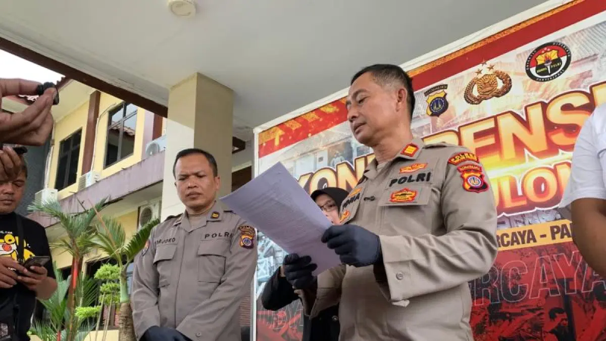 BARANG BUKTI: Kapolsek Pengasih menunjukkan barang bukti yang digunakan tersangka. (ANOM BAGASKORO/RADAR JOGJA)
