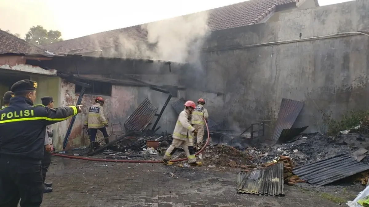 EVAKUASI: Petugas BPBD Bantul sedang memadamkan api di gudang milik warga Banguntapan Kamis (4/6/2026). Dokumentasi BPBD Bantul