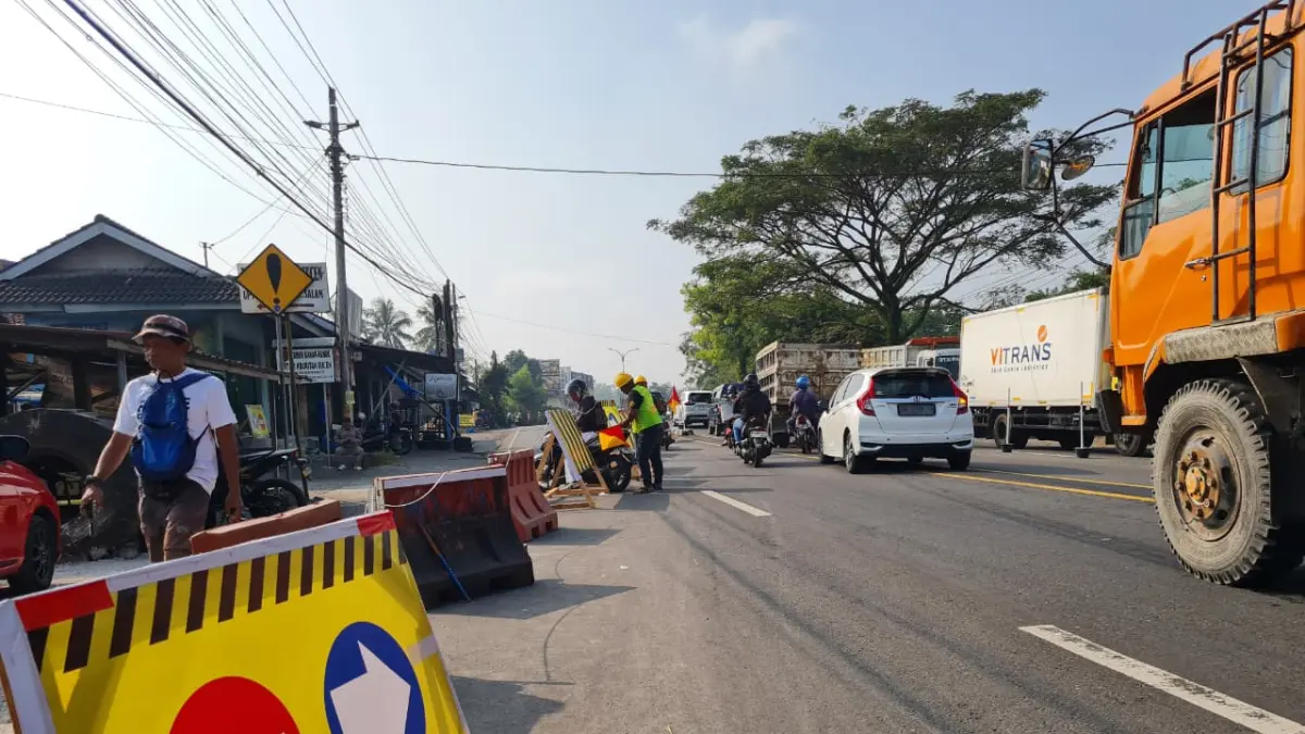Jembatan Batang A ditutup karena dalam masa perbaikan sehingga memanfaatkan sisi B, Kamis (4/6/2026).&nbsp;
Foto: NAILA NIHAYAH/RADAR JOGJA