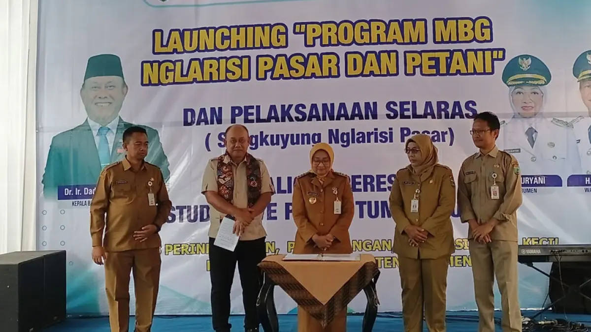 KUNJUNGAN KERJA : Kepala BGN Dadan Hindayana hadir ke Pasar Tumenggungan, Kebumen awal tahun 2026 lalu. Dia bersama rombongan hadir untuk menyaksikan peluncuran program terkait MBG. M. Hafied/Radar Jogja
