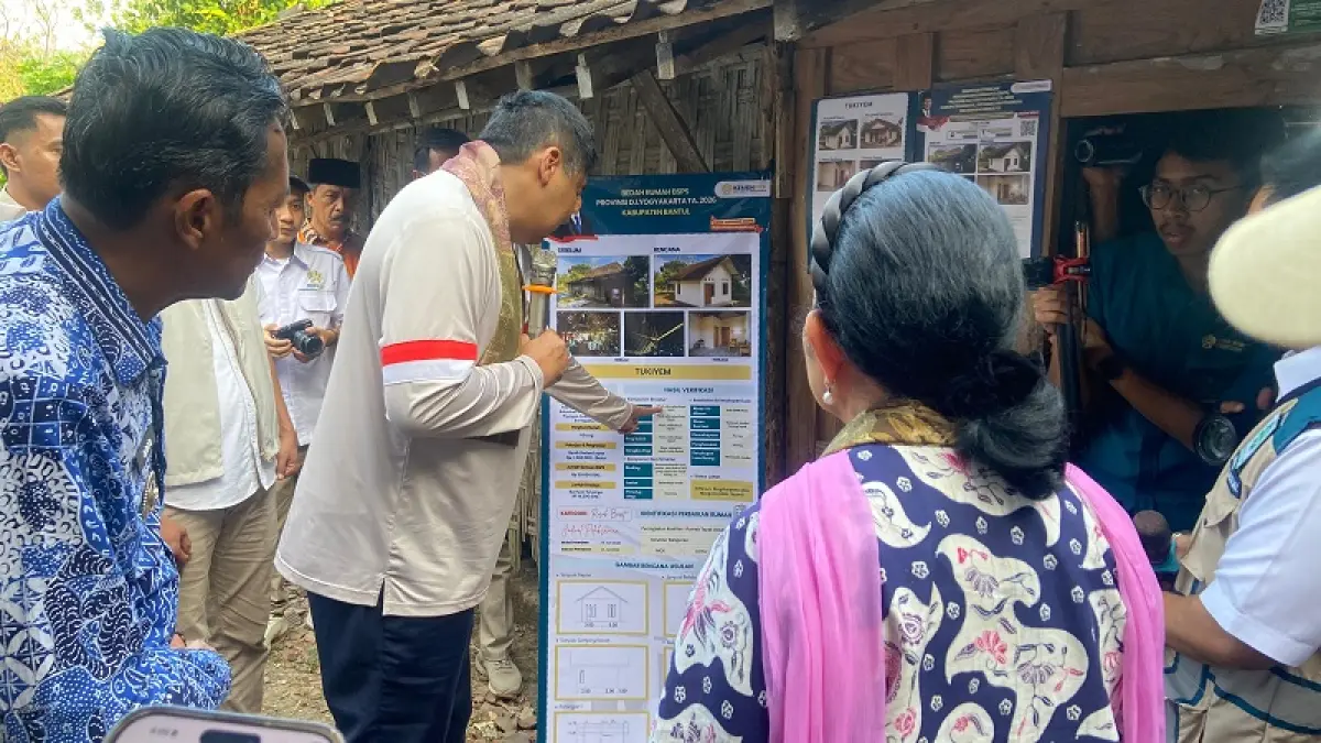 PENINJAUAN: Menteri PKP dan jajarannya sedang meninjau rumah Tukiyem di Sriharjo, Piyungan yang akan diperbaiki Kamis (4/6/2026). Cintia Yuliani/Radar Jogja 
