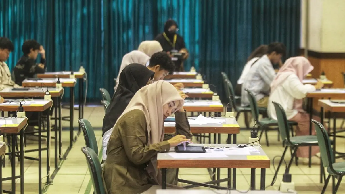 Peserta mengerjakan soal saat Ujian Masuk Universitas Gadjah Mada Computer Based Test (UM UGM CBT) 2026 di Kampus UGM, Kamis (4/6/2026). Foto : Guntur Aga Tirtana/Radar Jogja 