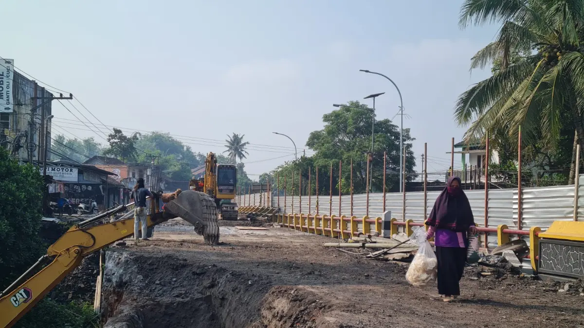 Proses pembangunan jembatan Krakitan atau Batang A terus berjalan, Kamis (4/6/2026). (Foto: NAILA NIHAYAH/RADAR JOGJA)