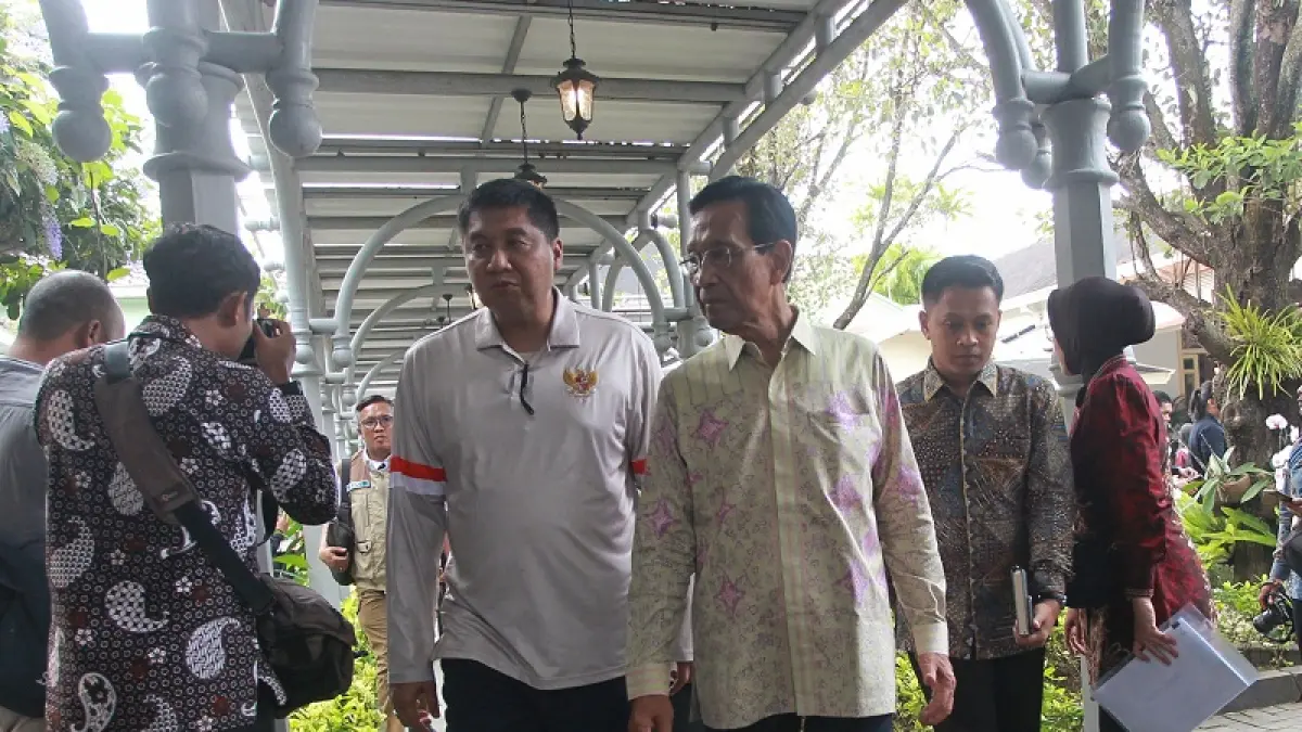 Menteri Perumahan dan Kawasan Permukiman Maruarar Sirait (kiri) didampingi Gubernur DIY Hamengku Buwono X tiba di Kepatihan untuk mengikuti acara Silaturahmi dan Pengarahan Forkopimda se-Jawa Bali, Kota Jogja, Kamis (4/6/2026). Foto : Guntur Aga/Radar Jogja