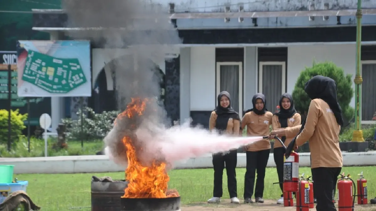 SIAP SIAGA: Mahasiswa Polbangtan Yoma latihan penanganan kebakaran menggunakan apar, di kampus Jurusan Peternakan, Tegalrejo, Magelang, Jawa Tengah, Kamis (4/6/2026). (ISTIMEWA)