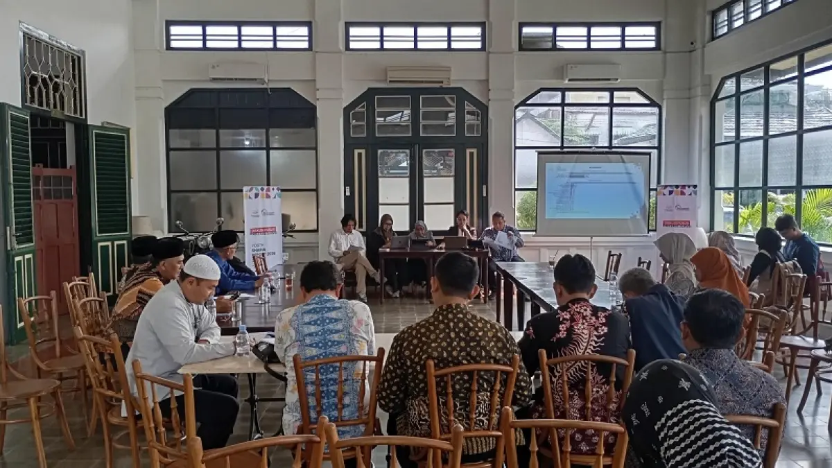 SUBUR: Suasana diskusi publik bertajuk Youth Sharia Report 2026 yang diselenggarakan di Poenokawan Cafe, Kamis (4/6/2026). IWAN NURWANTO/RADAR JOGJA