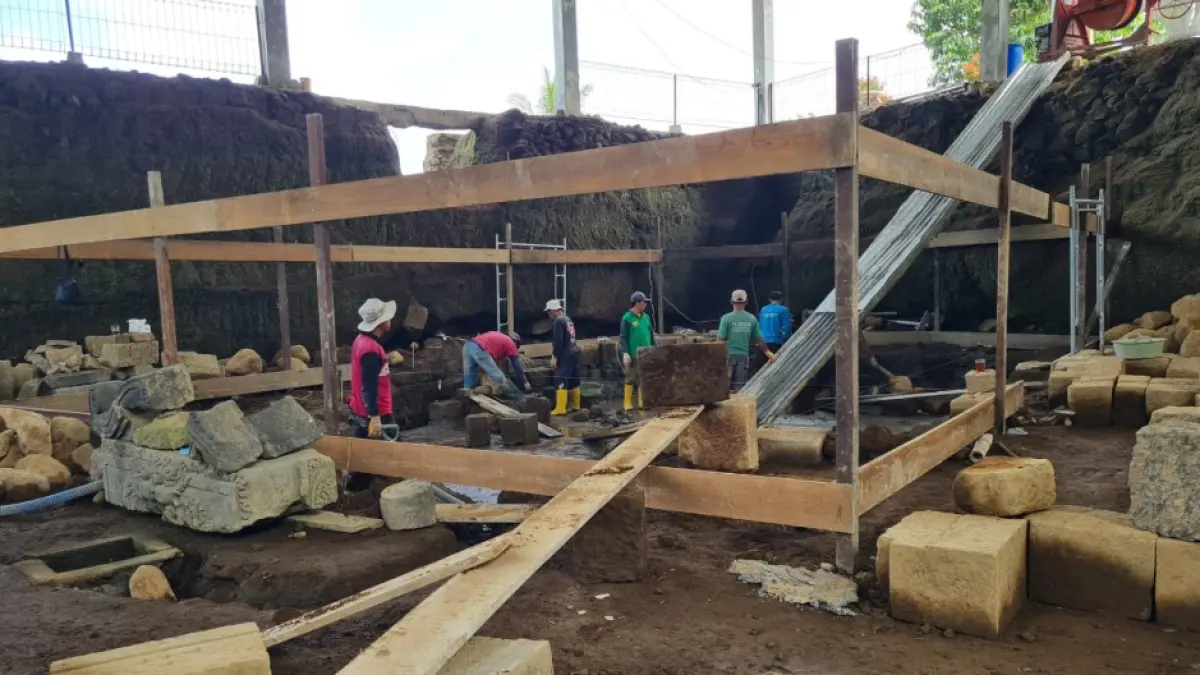 Tim juru pugar menemukan dua arca dan peripih saat proses pemugaran. (NAILA NIHAYAH/RADAR JOGJA)