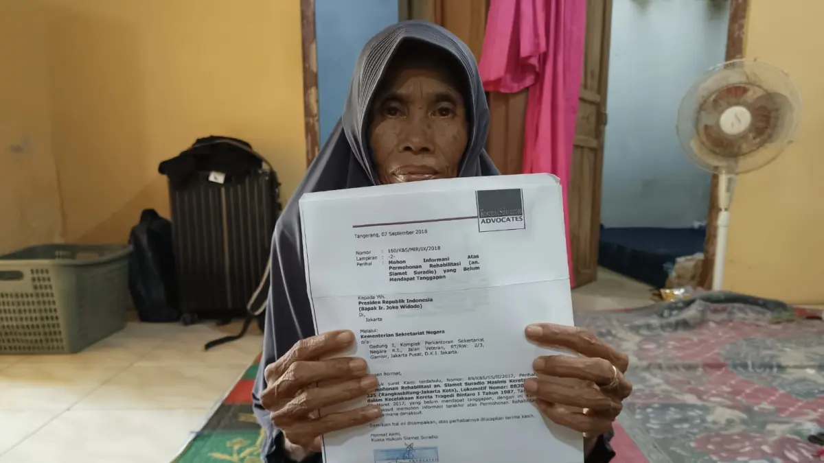Tuginem, 65, istri masinis tragedi kecelakaan Bintaro menunjukkan surat salinan permohonan rehabilitasi kepada presiden agar suaminya mendapat hak pensiun. (M Hafied/Radar Jogja)