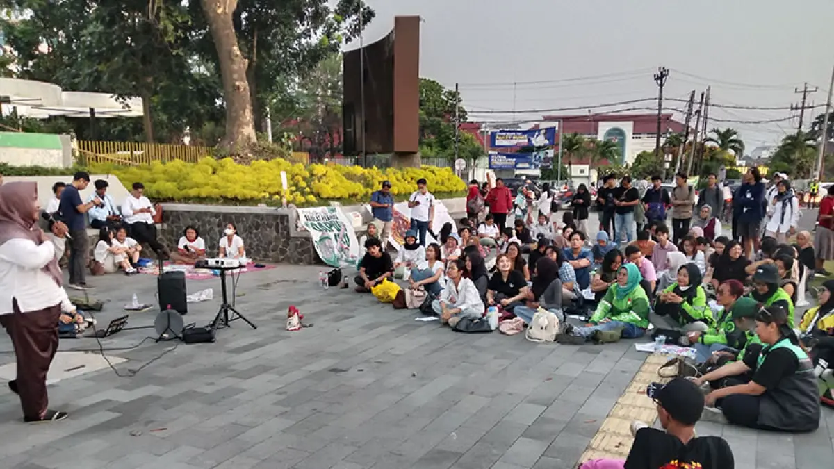 BENTUK RASA FRSUTASI: Aksi damai Nyerah Jadi WNI yang digelar Suara Ibu Jogjakarta di Bunderan UGM, Jumat (5/6/2026) sore. (Delima Purnamasari/Radar Jogja)