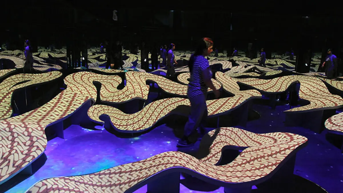 EKSPRESI BUDAYA: Pengunjung mengamati koleksi kain yang dipajang dalam Pameran Nasional Kain Tradisional Nusantara 2026 bertajuk ”Nusa Wastra: Living Patterns of Nusantara” di Museum Sonobudoyo, Jogja, Jumat (5/6/2026).