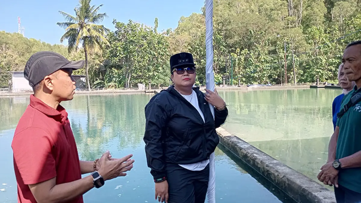 Jajaran Pemkab Gunungkidul sedang meninjau ketersediaan air di WTP Baron untuk memastikan kebutuhan air masyarakat tercukupi selama musim kemarau. (Foto: Yusuf Bastiar/Radar Jogja)