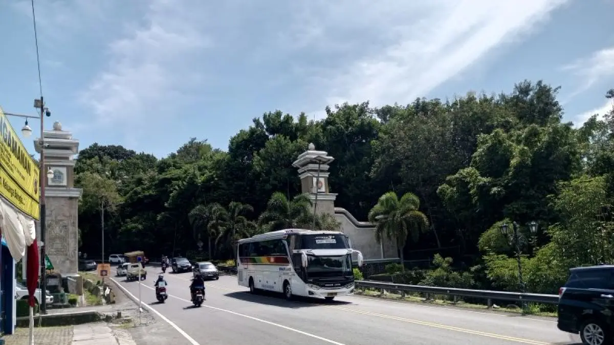 JALUR UTAMA: Jalan Jogja-Wonisari di wilayah Hargodumilah, Patuk sebelum memasuki wilayah Jalan Piyungan, Bantul. (Yusuf Bastiar/Radar Jogja)