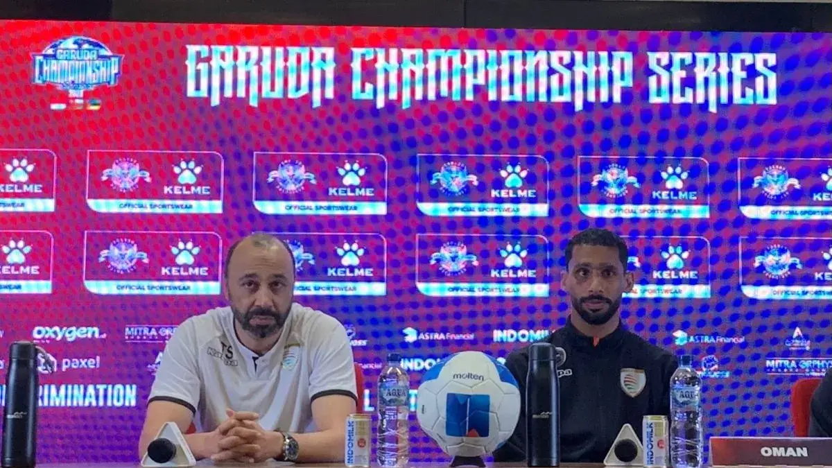 Pelatih timnas Oman Tariq Sektioui dan pemain timnas Oman Khalid Al-Braiki (kanan) dalam sesi jumpa pers pra-pertandingan FIFA Match Day melawan Indonesia di Stadion Utama Gelora Bung Karno, Jakarta, Kamis (4/6/2026). Laga ini akan digelar pada Jumat (5/6/2026) pukul 20.00 WIB di stadion yang sama. (ANTARA/Zaro Ezza Syachniar)