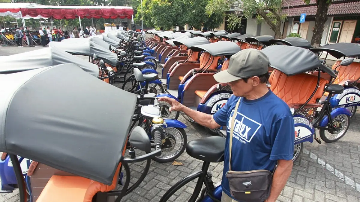 Pengemudi becak mencoba mengoperasikan becak listrik yang diberikan sebagai pengganti becak motor, di halaman Kantor UPT Pengujian Kendaraan Bermotor Dinas Perhubungan Kota Jogja, (3/6). foto: Guntur Aga Tirtana/Radar Jogja 
