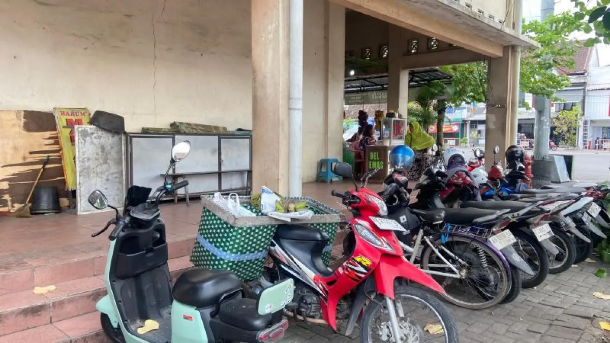 TERDAFTAR: Motor terparkir di tempat yang sudah berizin di Bantul. Dishub Bantul dorong juru parkir insidentil mengurus perizinan untuk menghindari parkir liar. (Cintia&nbsp;Yuliani/Radar Jogja)