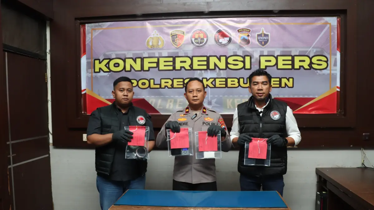 Wakapolres Kebumen Kompol Andre Bachtiar Winanomo didampingi personel Satresnarkoba menunjukkan barang bukti kasus peredaran narkotika terhadap dua tersangka. (Dokumentasi Polres Kebumen)