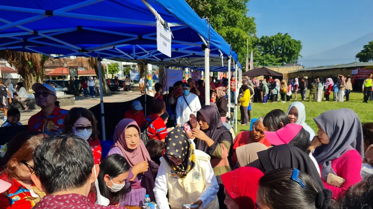 Warga memadati alun-alun untuk membeli sembako dengan harga murah, Jumat (5/6).