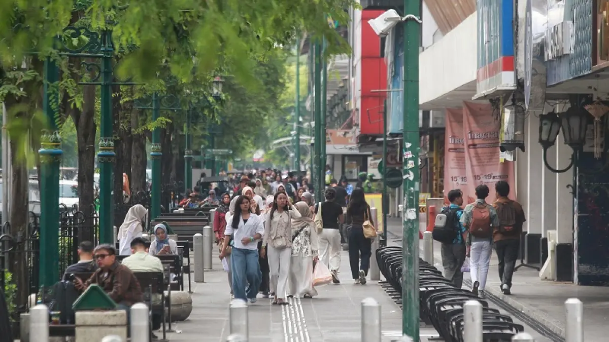 Wisatawan berjalan di kawasan semi pedestrian Malioboro, Kota Jogja, Jumat (5/6/2026). Foto: Guntur Aga Tirtana/Radar Jogja 