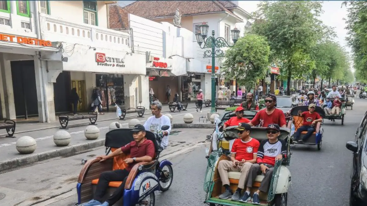 RAMAH LINGKUNGAN: Parade becak Listrik pada kegiatan Jogja Bersinar yang digelar oleh Pemkot Jogja bekeja sama dengan Jawa Pos dan PLN untuk mengelilingi kawasan Malioboro Sabtu (6/6). Selain becak becak listrik, berbagai jenis mobil listrik turut ditampilkan. (Elang Kharisma Dewangga/Radar Jogja)