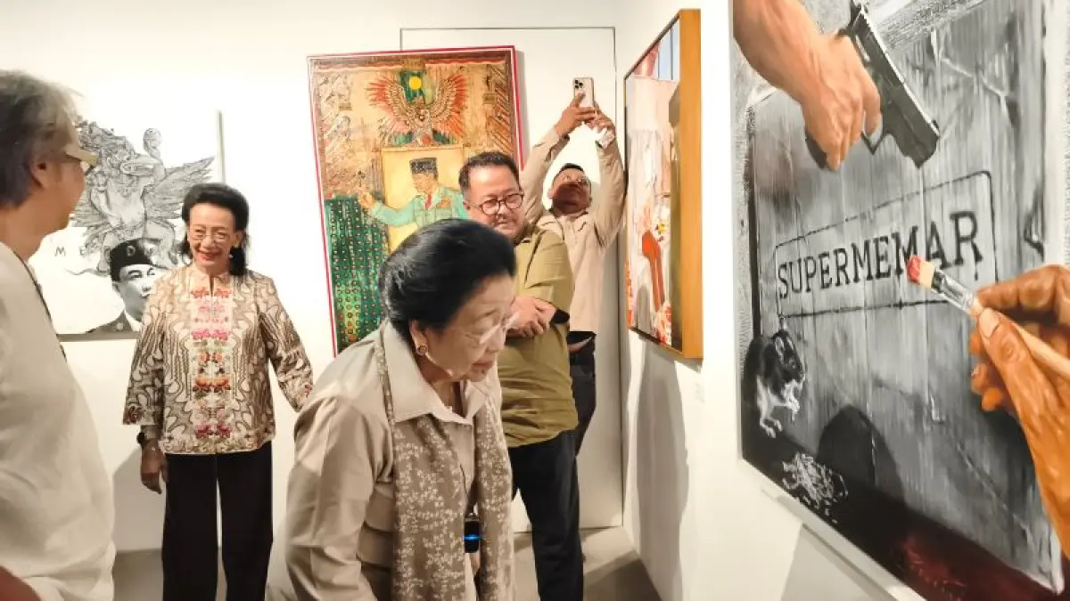 ANTUSIAS: Megawati Soekarnoputri saat melihat karya pada pameran Mata Hati Soekarno yang berlangsung di Le Gareca Space, Kasihan, Bantul Sabtu (6/6). (Fahmi Fahriza/Radar Jogja)