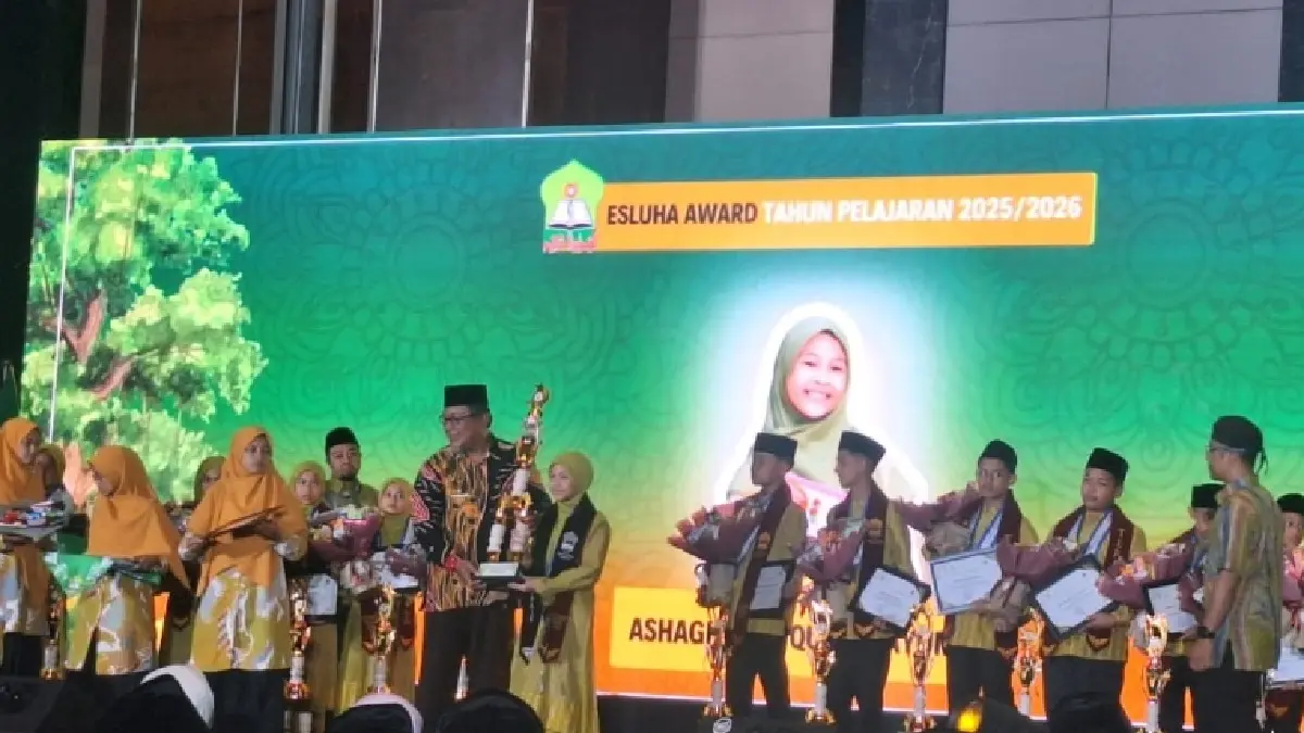 BIBIT UNGGUL: Suasana penyerahan tropi dan hadiah bagi siswa dan siswi berprestasi SDIT Lukman Al Hakim Yogyakarta. (ISTIMEWA)