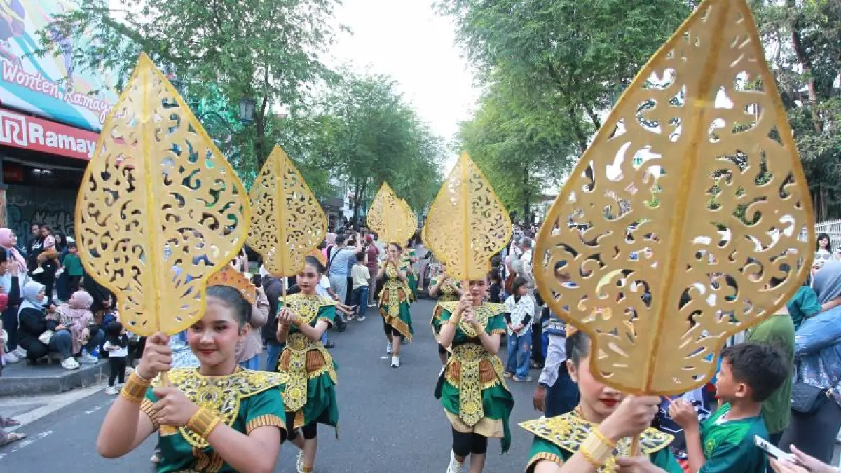 Peserta memeriahkan kirab budaya Tresna Pancasila dalam rangka memperingati Hari Lahir Pancasila dan Bulan Bung Karno, di kawasan Malioboro, Kota Jogja Sabtu (6/6). (Guntur Aga Tirtana/Radar Jogja)