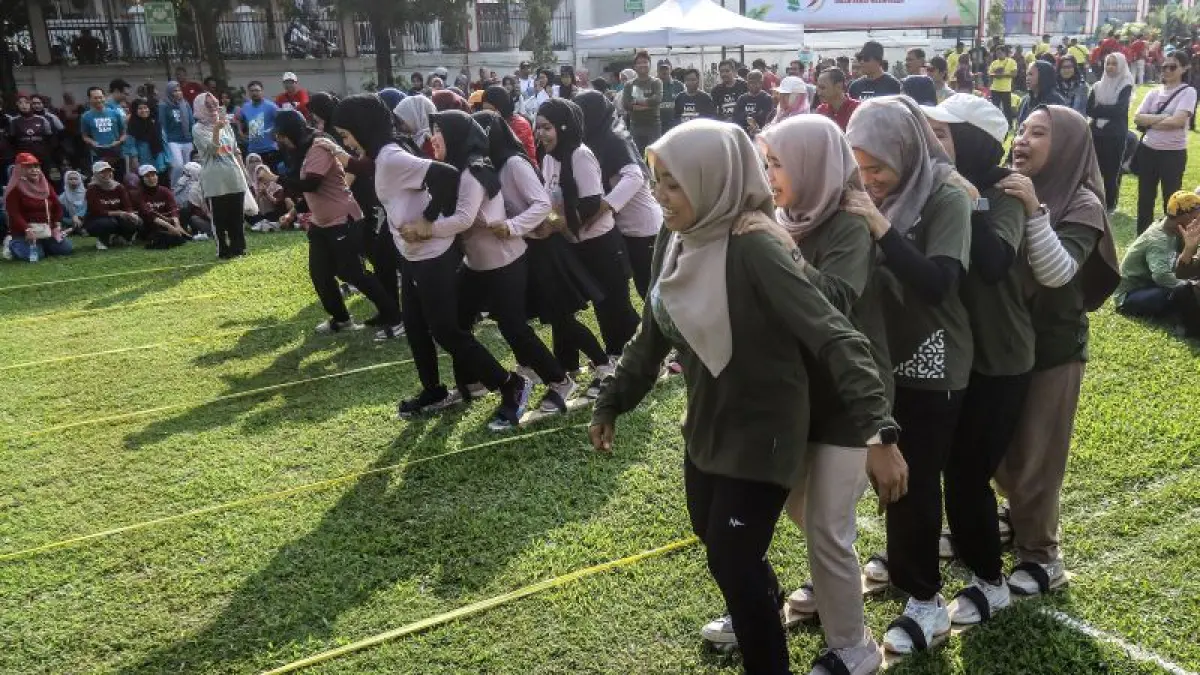 SERU: Pengunjung mengikuti beragam lomba permainan tradisional saat acara Jogja Bersinar di Balai Kota Jogja kemarin (6/6). Kegiatan ini turut menghadirkan zumba, senam sehat, hingga berbagai lapak UMKM. (Elang Kharisma Dewangga/Radar Jogja)