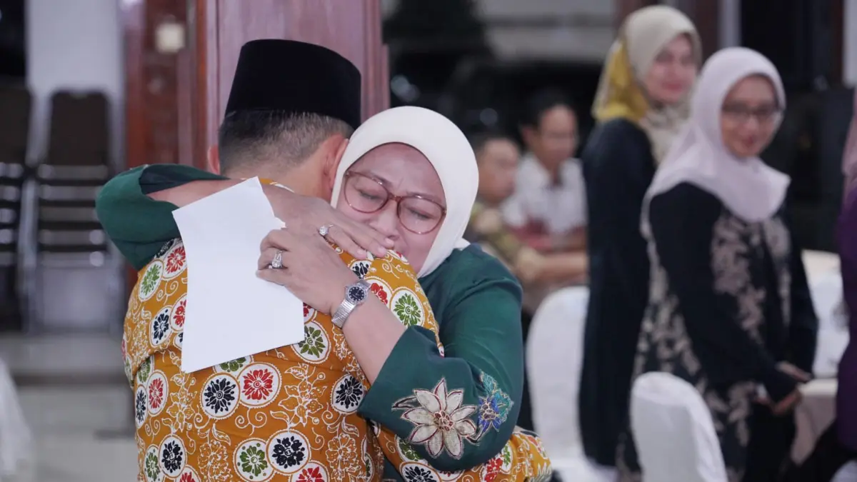 Pelukan hangat Bupati Kebumen Lilis Nuryani pada saat pelepasan Bahrun Munawir yang kini dipercaya mengemban amanah sebagai Kepala Biro Perencanaan dan Kerjasama pada Kementerian Agraria dan Tata Ruang/Badan Pertanahan Nasional (ATR/BPN). (Dokumentasi Prokopim Kebumen)